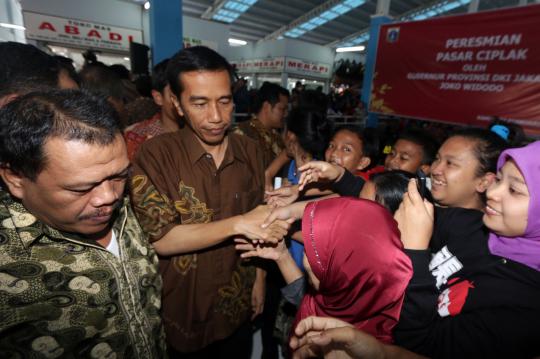 Blusukan bareng Ahok, Jokowi resmikan Pasar Ciplak