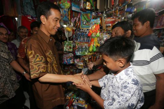 Blusukan bareng Ahok, Jokowi resmikan Pasar Ciplak