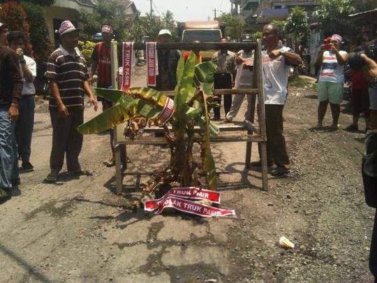 Hadang truk pasir, warga Merapi tanam pohon pisang di jalan