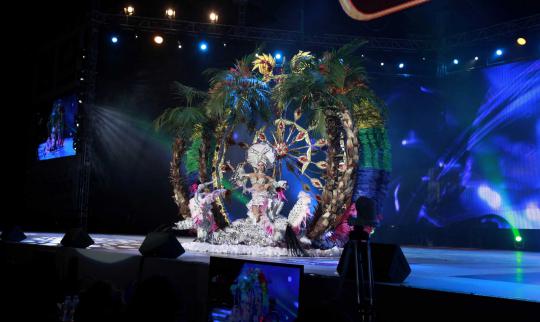 Aksi hot kontestan Ratu Karnaval Santa Cruz di Spanyol