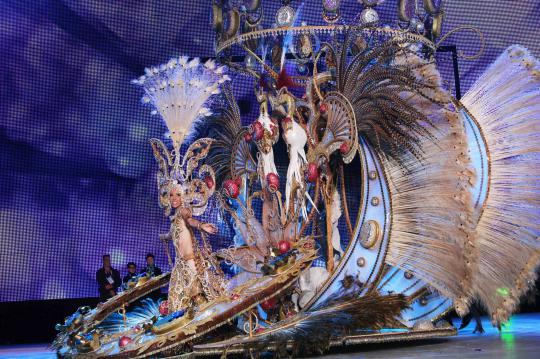 Aksi hot kontestan Ratu Karnaval Santa Cruz di Spanyol