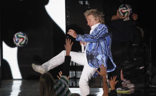 Aksi Rod Stewart main bola di tengah konser