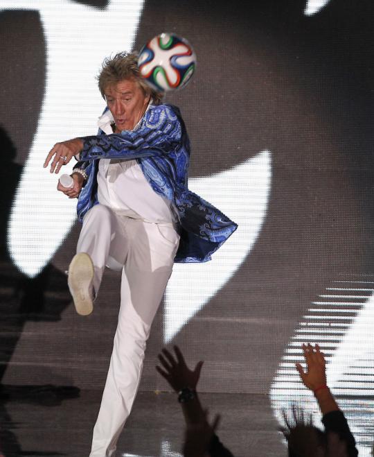 Aksi Rod Stewart main bola di tengah konser