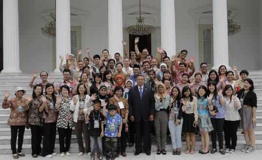 Usai hadiri CEAPAD II, SBY foto bareng dengan pengunjung Istura