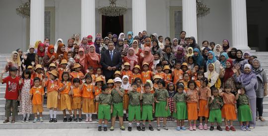 Usai hadiri CEAPAD II, SBY foto bareng dengan pengunjung Istura