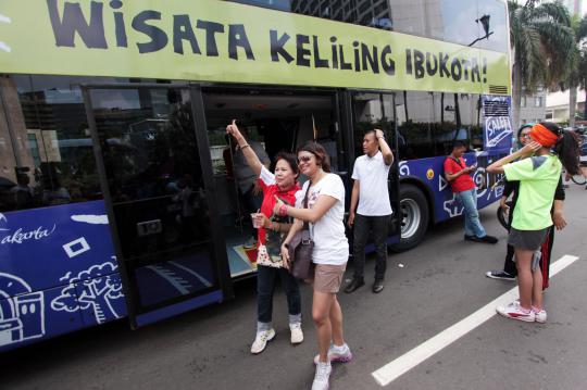 Antusiasme warga saksikan bus tingkat wisata di Bundaran HI