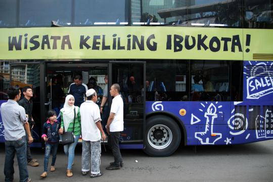 Antusiasme warga saksikan bus tingkat wisata di Bundaran HI