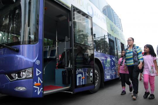 Antusiasme warga saksikan bus tingkat wisata di Bundaran HI