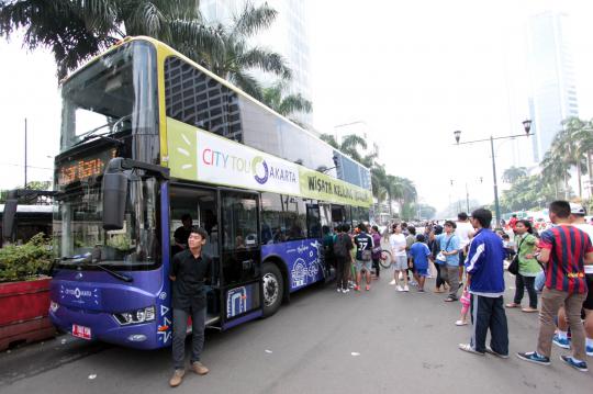 Antusiasme warga saksikan bus tingkat wisata di Bundaran HI