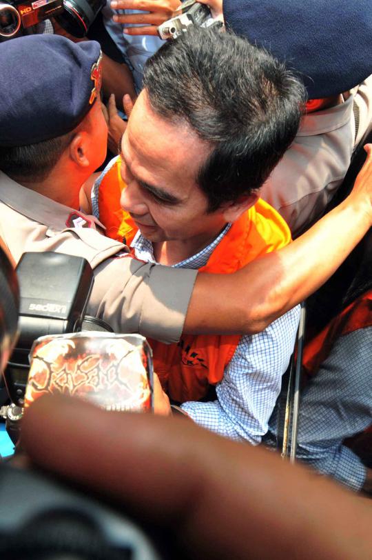 Pulang dari RS Polri, Wawan diserbu wartawan