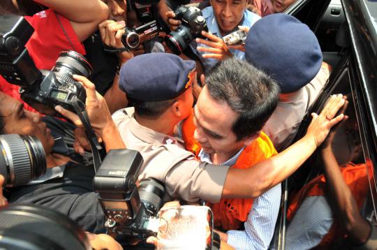 Pulang dari RS Polri, Wawan diserbu wartawan