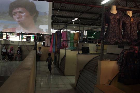 Pancing pengunjung, Pasar Blok G dimeriahkan layar tancap