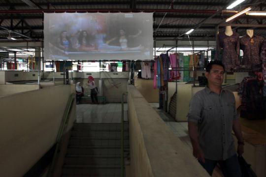 Pancing pengunjung, Pasar Blok G dimeriahkan layar tancap