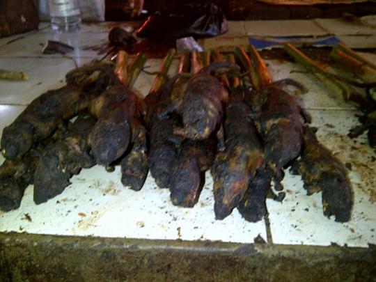 Menengok pasar makanan ekstrem Tomohon