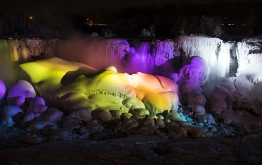 Indahnya warna-warni lampu hiasi air terjun Niagara yang membeku