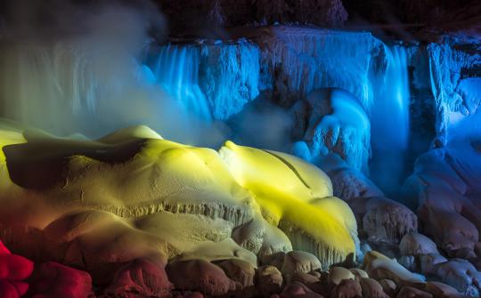 Indahnya warna-warni lampu hiasi air terjun Niagara yang membeku