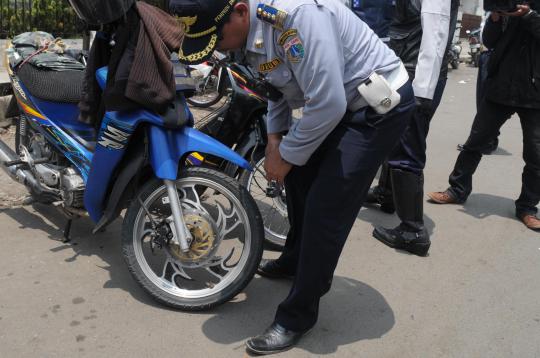 Operasi cabut pentil kendaraan parkir liar di kawasan Jatinegara