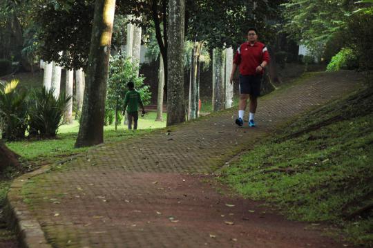 Asyiknya jogging di tengah asrinya Taman Langsat