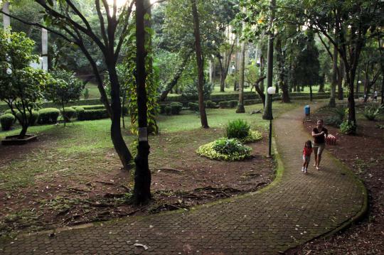 Asyiknya jogging di tengah asrinya Taman Langsat
