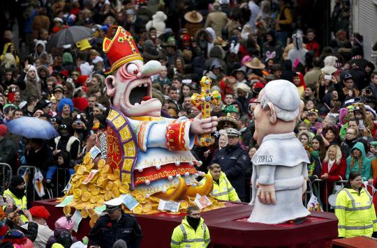 Lucunya boneka sindiran pemimpin dunia di Karnaval Rose Monday