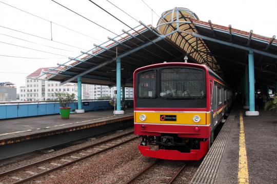 Ini kereta Commuter Line 10 Gerbong yang baru dioperasikan KCJ