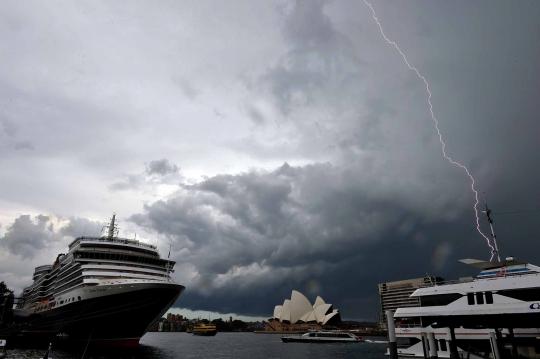 Seramnya awan badai hantui langit Australia