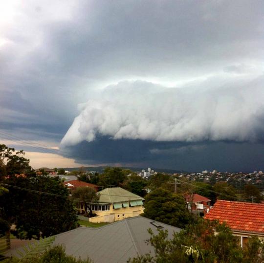 Seramnya awan badai hantui langit Australia