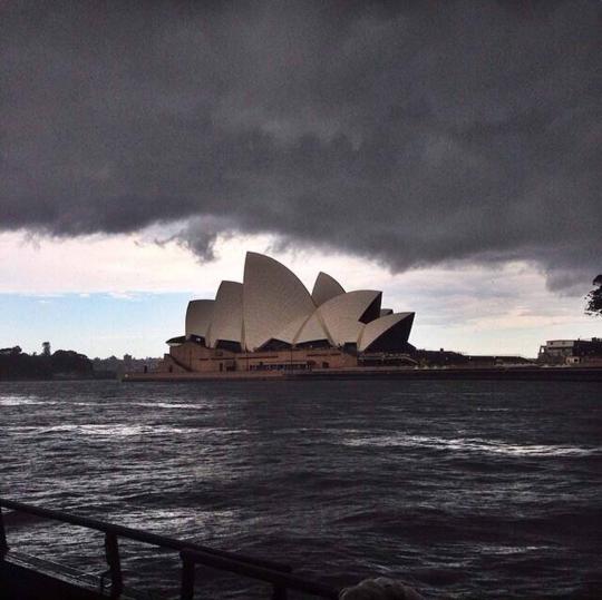 Seramnya awan badai hantui langit Australia