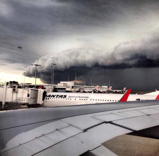 Seramnya awan badai hantui langit Australia