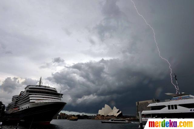 Foto : Seramnya awan badai hantui langit Australia 