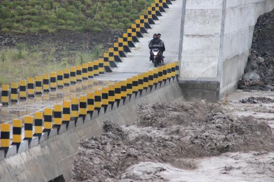 Kondisi saat banjir lahar dingin terjang sabo dam Kali Woro
