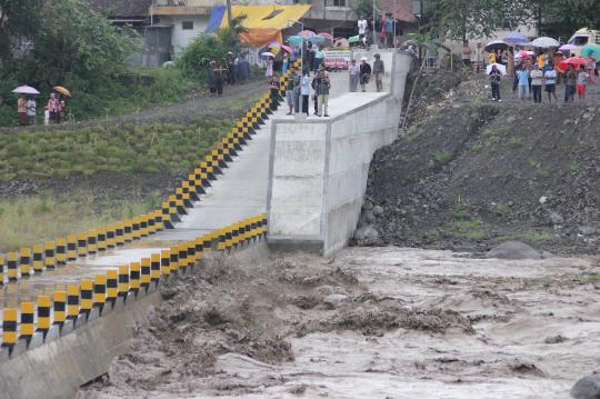 Kondisi saat banjir lahar dingin terjang sabo dam Kali Woro