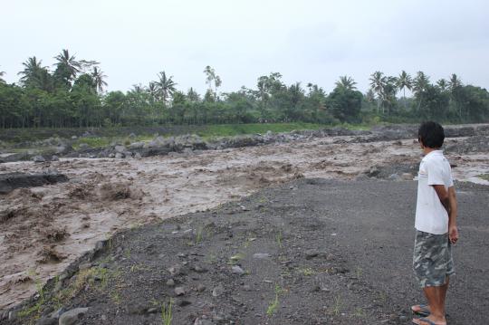 Kondisi saat banjir lahar dingin terjang sabo dam Kali Woro