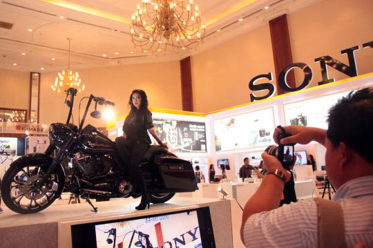 Model dan SPG cantik meriahkan Pameran IT di Senayan