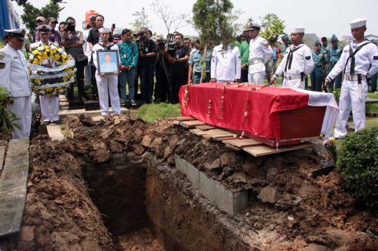 Suasana duka pemakaman korban ledakan gudang amunisi TNI AL