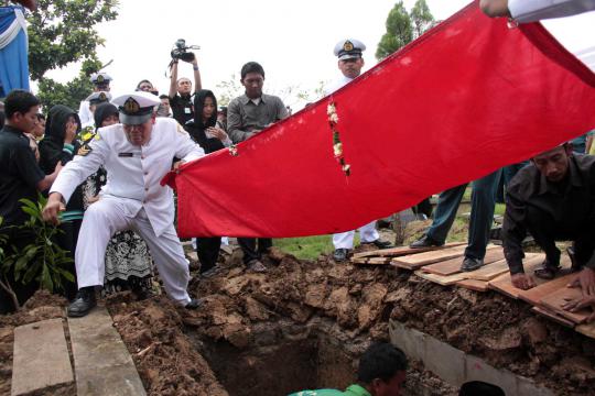 Suasana duka pemakaman korban ledakan gudang amunisi TNI AL