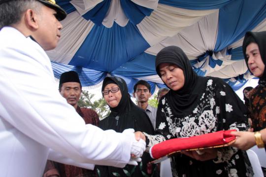 Suasana duka pemakaman korban ledakan gudang amunisi TNI AL