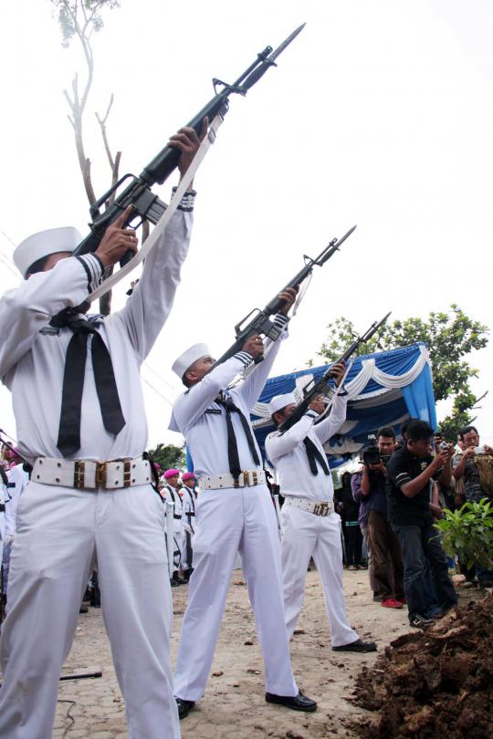 Suasana duka pemakaman korban ledakan gudang amunisi TNI AL