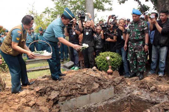 Suasana duka pemakaman korban ledakan gudang amunisi TNI AL