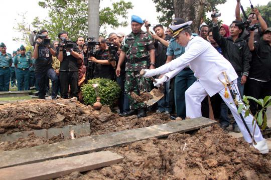 Suasana duka pemakaman korban ledakan gudang amunisi TNI AL