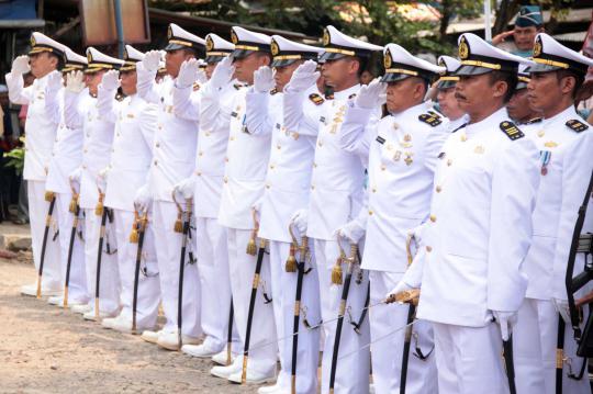 Suasana duka pemakaman korban ledakan gudang amunisi TNI AL