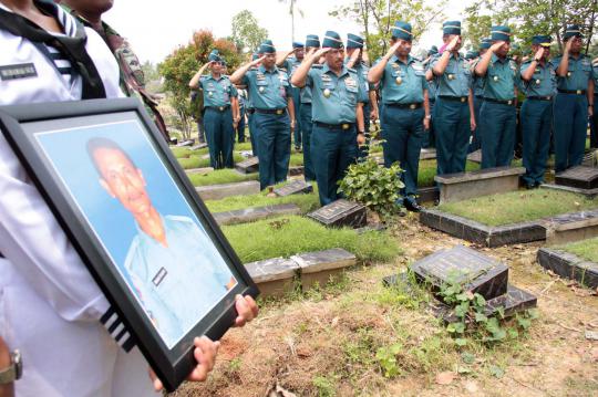 Suasana duka pemakaman korban ledakan gudang amunisi TNI AL