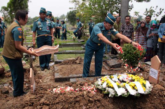 Suasana duka pemakaman korban ledakan gudang amunisi TNI AL