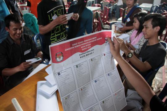 Mengintip proses pelipatan surat suara Pemilu di KPU Bekasi