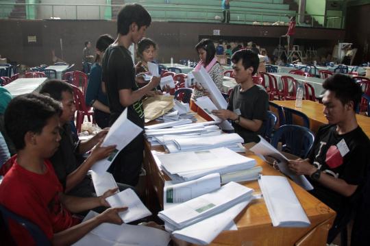 Mengintip proses pelipatan surat suara Pemilu di KPU Bekasi