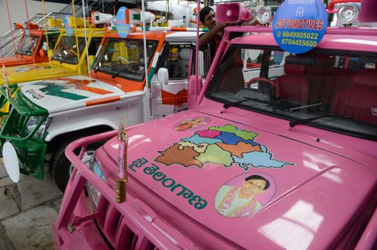 Lucunya warna-warni mobil kampanye partai pemilu India