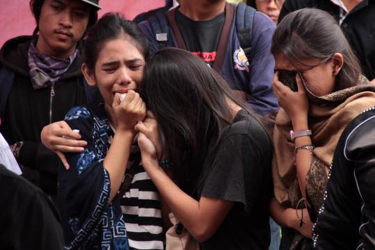 Isak tangis keluarga selimuti pemakaman Ade Sara