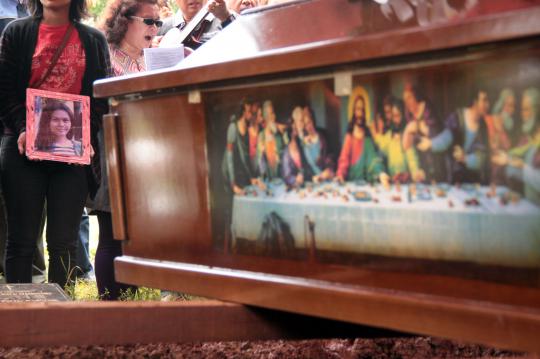 Isak tangis keluarga selimuti pemakaman Ade Sara