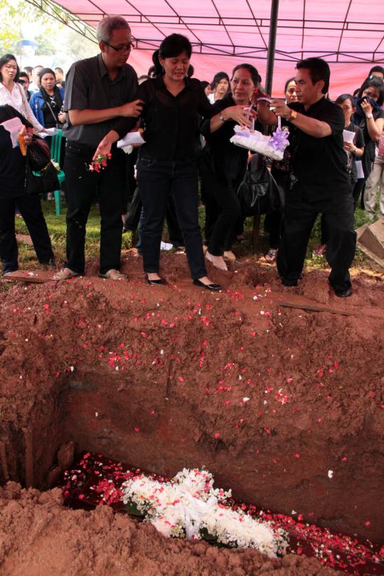 Isak tangis keluarga selimuti pemakaman Ade Sara