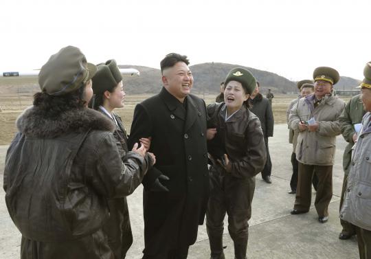 Wajah sumringah Kim Jong Un dikelilingi tentara wanita